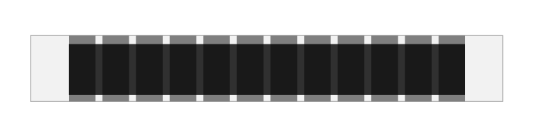 スクリーンショット:12カラムのグリッドシステムを使った1カラムレイアウトのイメージ。中央にはカラムを表す黒い背景のオーバーレイがあり、それがグリッドの全幅にわたって広がっている。